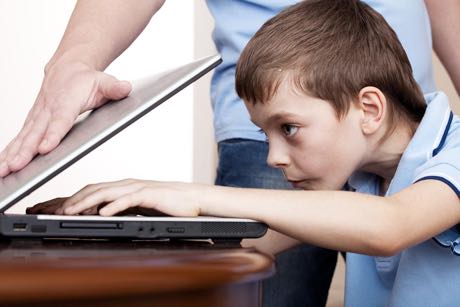 Enfant précoce et attraction écran ordinateur